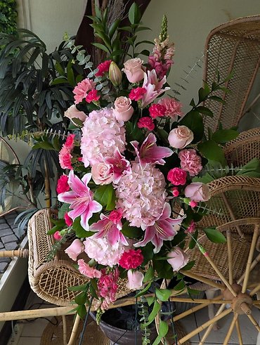 Pink Easel Spray Tribute